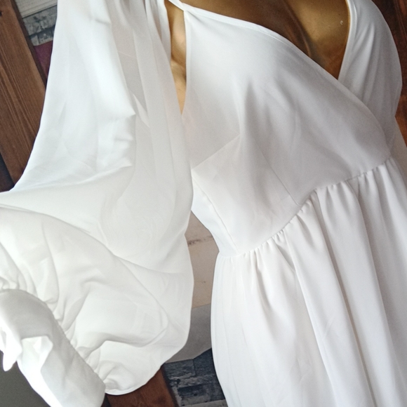 Beautiful flowy dress - Picture 3 of 8